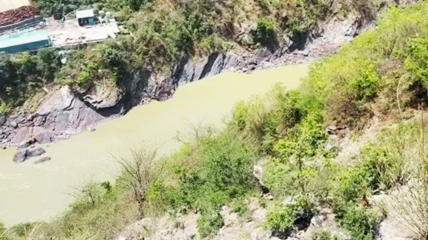 देवप्रयाग में भीषण सड़क दुर्घटना, अलकनंदा नदी में गिर गई कार; सर्च ऑपरेशन जारी