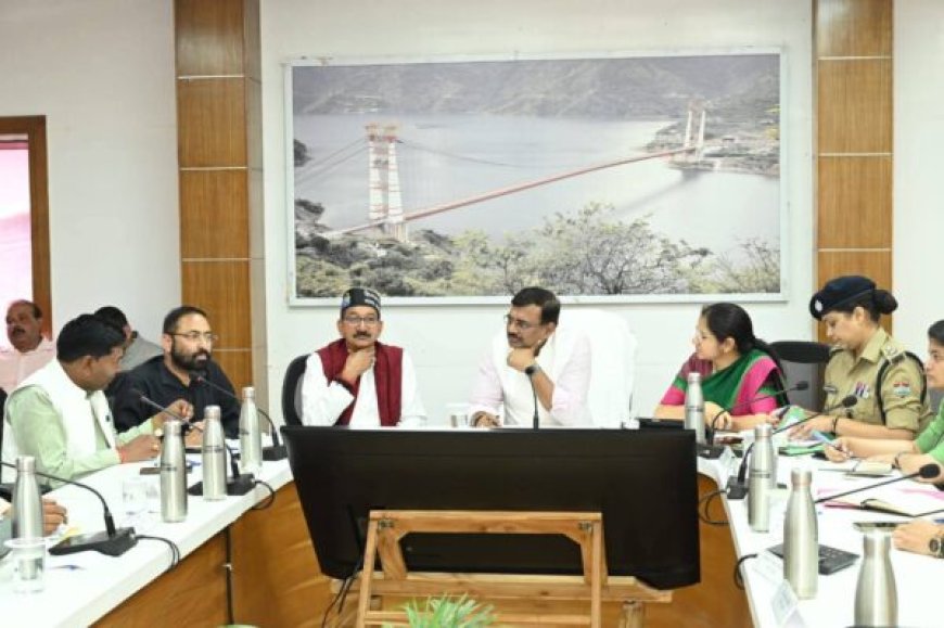 टिहरी में विकास कार्यों और जनसमस्याओं पर चर्चा, मुख्य सचिव ने दिए त्वरित समाधान के निर्देश
