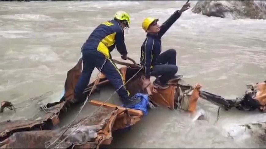 उत्तराखंड: ट्रक दुर्घटना ने ली चालक की जान, अलकनंदा नदी में गिरा वाहन