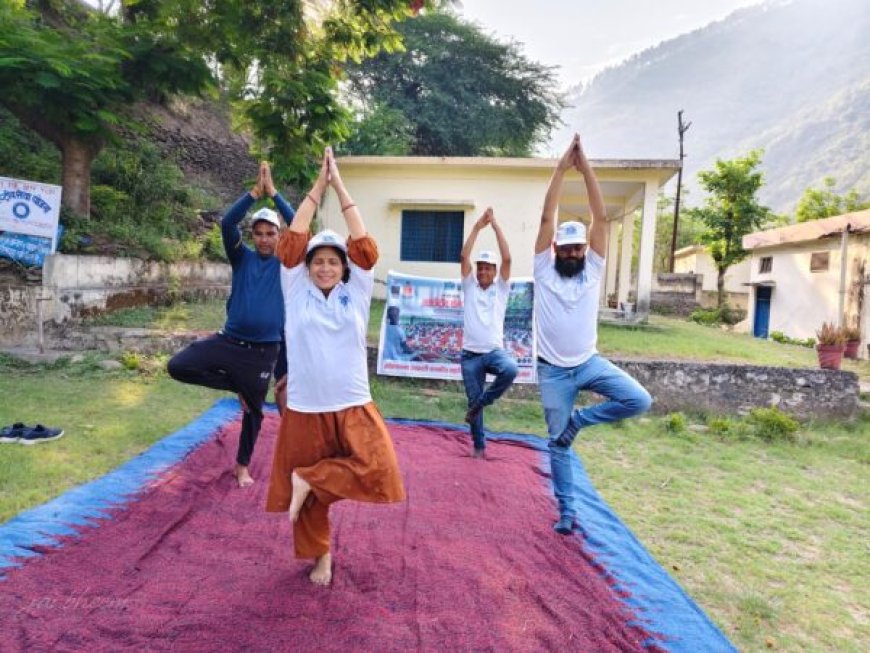देवप्रयाग महाविद्यालय में धूमधाम के साथ अंतरराष्ट्रीय योग दिवस का उत्सव, छात्रों ने किया योगाभ्यास