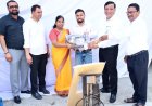 मुख्यमंत्री धामी ने नागरिकों की समस्या सुनी, बबली गुप्ता को दी सिलाई मशीन