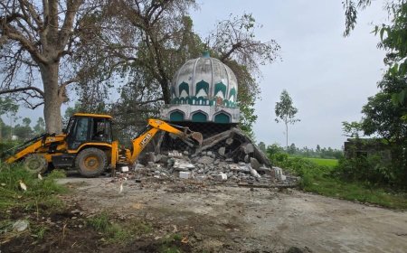 उत्तराखंड: देवभूमि से अवैध मजारों पर धामी सरकार के बुलडोजर की कारवाई जारी