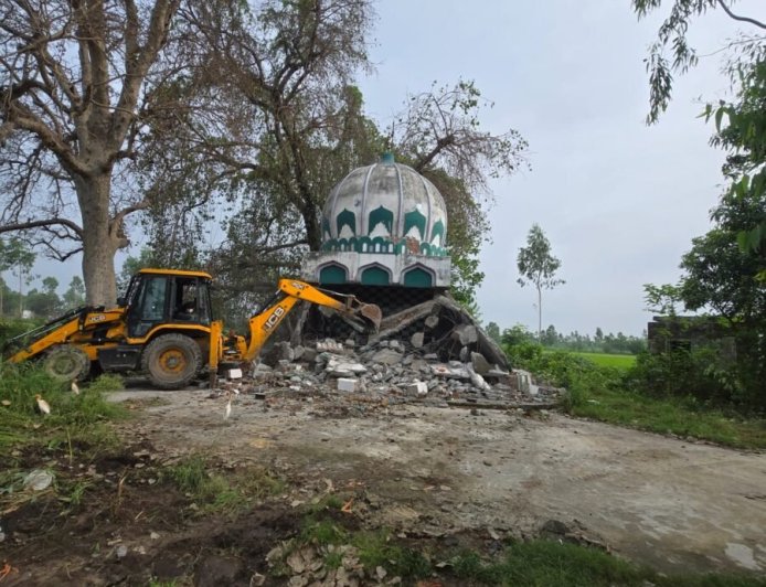 उत्तराखंड: धामी सरकार की कार्रवाई से अवैध मजारें ध्वस्त, धार्मिक स्थलों पर नया विवाद