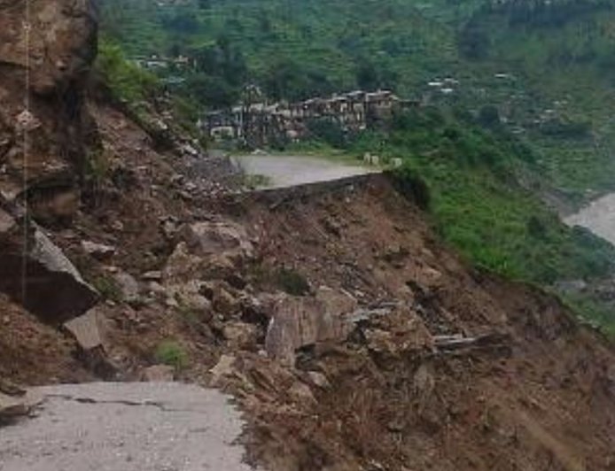 उत्तराखंड में मूसलाधार बारिश का कहर; 50 गाड़ियां फंसी, 16 गांवों का संपर्क टूटा