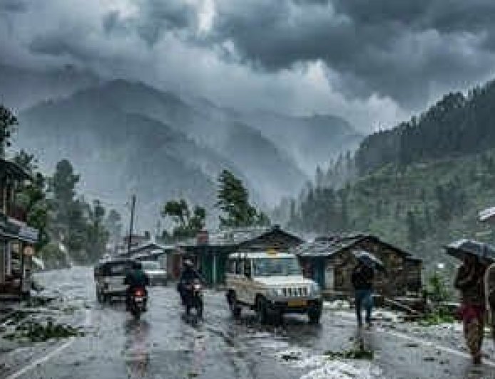 नैनीताल में भारी बारिश का अलर्ट जारी: जानें आपात स्थिति में कौन से नंबर करें कॉल