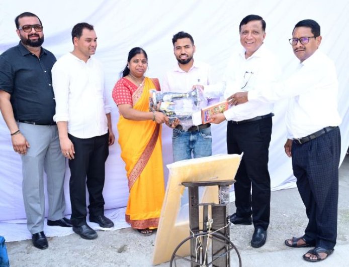 मुख्यमंत्री धामी ने नागरिकों की समस्या सुनी, बबली गुप्ता को दी सिलाई मशीन