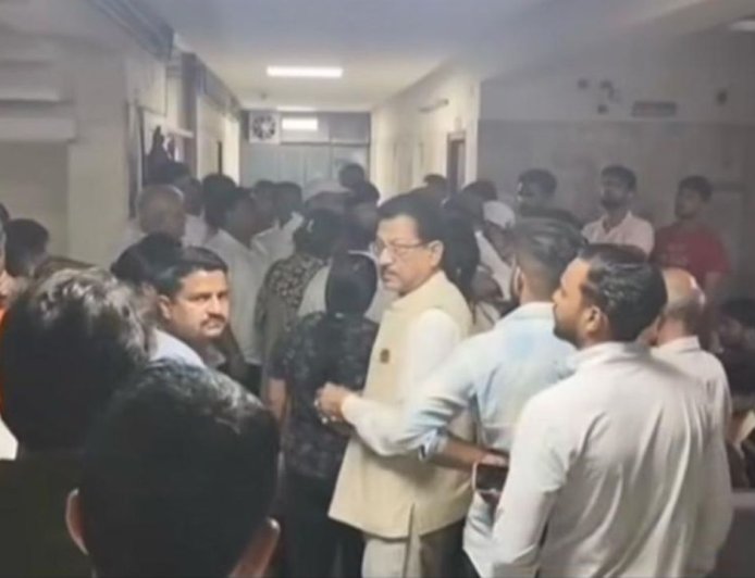 देहरादून में राहुल गांधी के दौरे से पहले बड़ा हादसा, लोहे के पिलर गिरने से हुई एक नेता की मौत