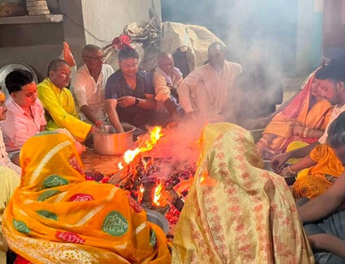 श्रावस्ती: मां बगलामुखी महायज्ञ ने समय माता धाम में श्रद्धा का भव्य जलप्रवाहित समारोह किया आयोजित