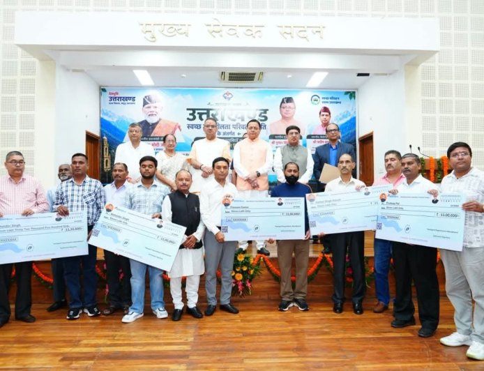 उत्तराखंड में स्वच्छ ईंधन आधारित वाहनों को प्रोत्साहन, सीएम धामी ने बांटे सब्सिडी चेक