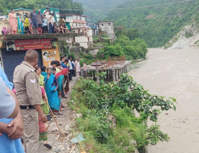 रुद्रप्रयाग में भीषण जलप्रलय: मंदाकिनी नदी में उफान, NDRF की टीम महिलाओं की बचाने में जुटी