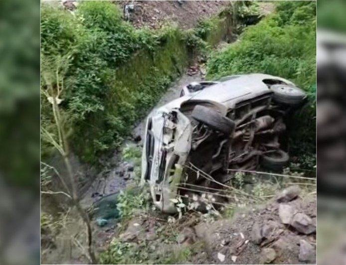 नैनीताल में कार दुर्घटना: 20 फीट गहरी खाई में गिरने से चालक और पालतू कुत्ते की जान बची