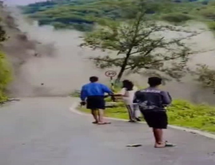उत्तराखंड में तुंगनाथ मार्ग पर चट्टानें गिरीं, बड़ा हादसा टलों के बाद हाईवे बंद