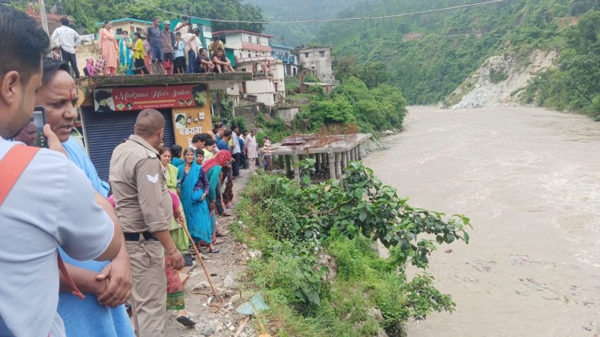 रुद्रप्रयाग में भीषण जलप्रलय: मंदाकिनी नदी में उफान, NDRF की टीम महिलाओं की बचाने में जुटी