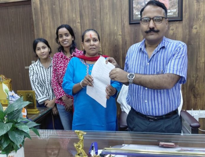 हल्द्वानी में भू-माफिया से हुई गरीब महिला की 25 नाली भूमि की आज़ादी, जिलाधिकारी का आभार