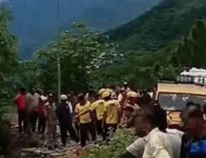 उत्तराखंड में दिल दहला देने वाला हादसा: गहरी खाई में गिरी कार, पांच की मौत