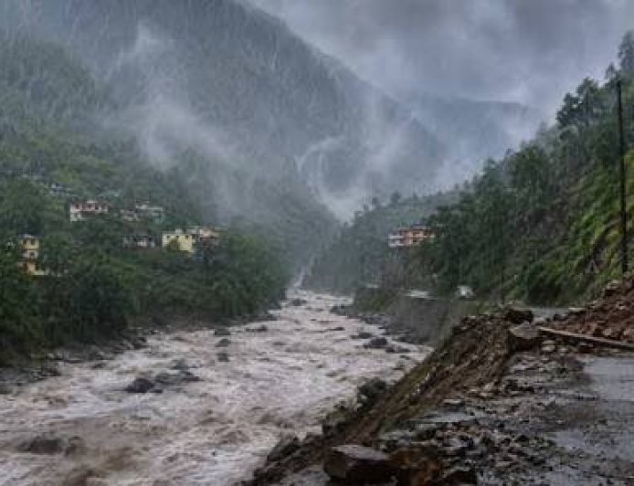 उत्तराखंड के 12 जिलों में अगले 24 घंटे फ्लैश फ्लड का भारी खतरा, मौसम विभाग ने जारी किया अत्यावश्यक चेतावनी