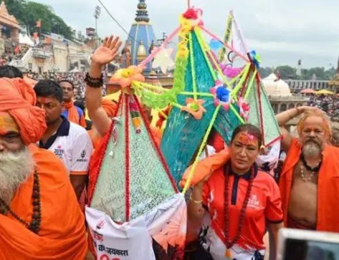 उत्तराखंड की रेखा आर्य ने हरकी पैड़ी से कांवड़ उठाकर 2036 ओलंपिक की सफलता की की कामना