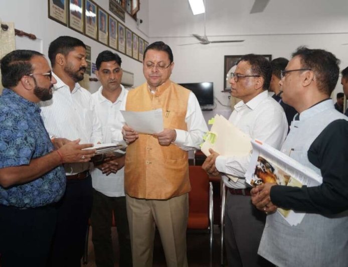 देहरादून: मुख्यमंत्री धामी ने कर्मचारी संगठनों की मांगों पर दिए कार्रवाई के निर्देश